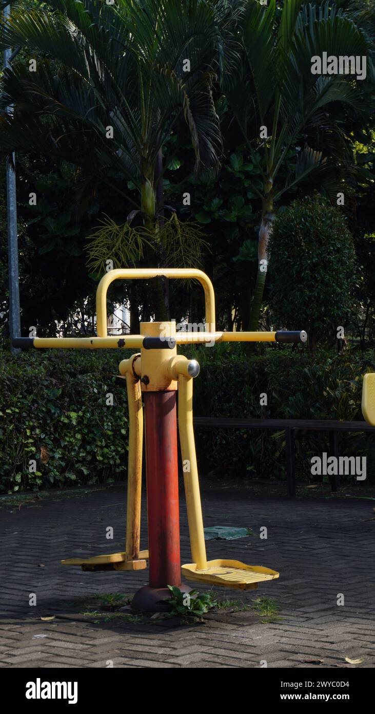 Öffentliche Sportausrüstung im Park Singha Malang, die verwendet wird, um die Beinmuskulatur zu trainieren, indem Gewichte aus unserem eigenen Körpergewicht gehoben werden Stockfoto