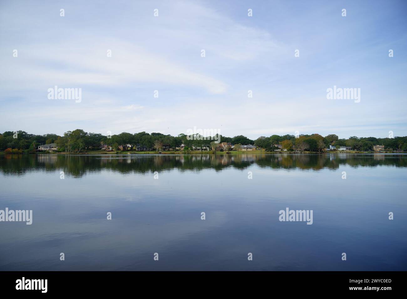 Crescent Lake Uferpromenade vom E Shore Dr in Pensacola, FL. Mit ruhigem Wasser und Spiegelreflexen. Stockfoto