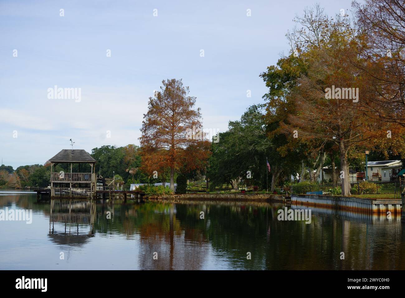Crescent Lake Uferpromenade vom E Shore Dr in Pensacola, FL. Verfügt über einen hölzernen Pavillon und Herbstbäume. Stockfoto