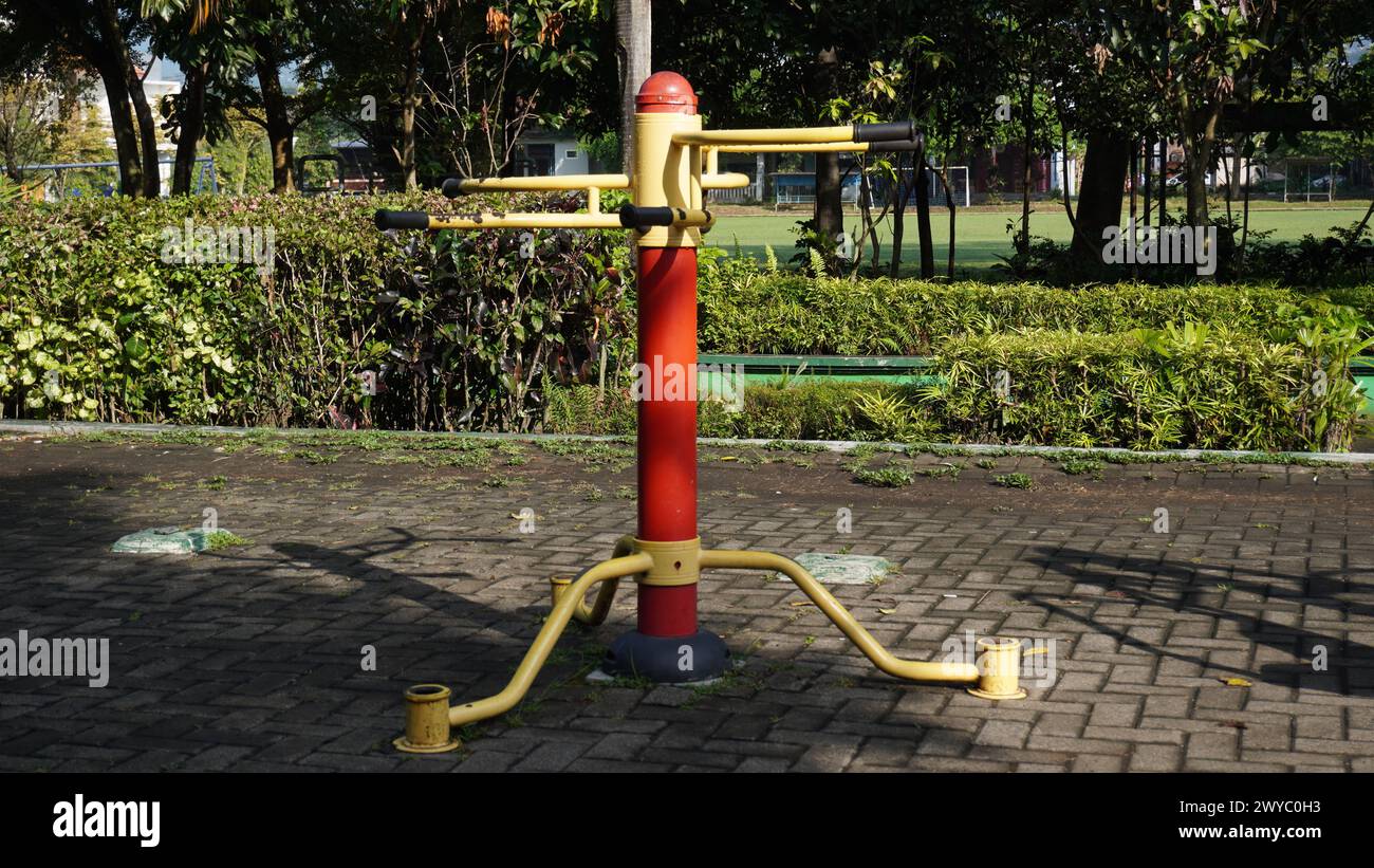 Sportausrüstung zum Umdrehen im Singha Park in Malang, die beschädigt wurde und nicht wiederverwendet werden kann Stockfoto