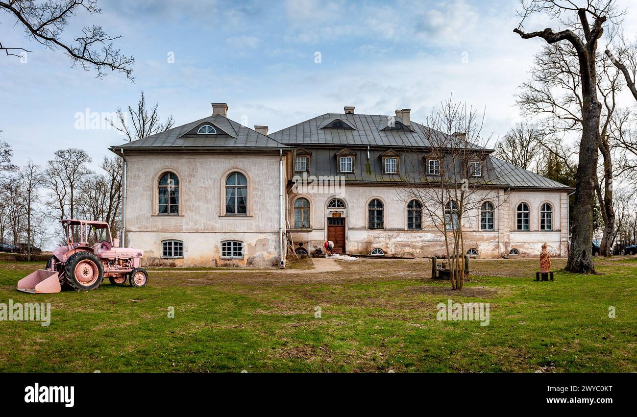 Das Herrenhaus Abgunste ist ein Kulturdenkmal von nationaler Bedeutung. Gebäudefassade von der Parkseite. Lettland. Stockfoto