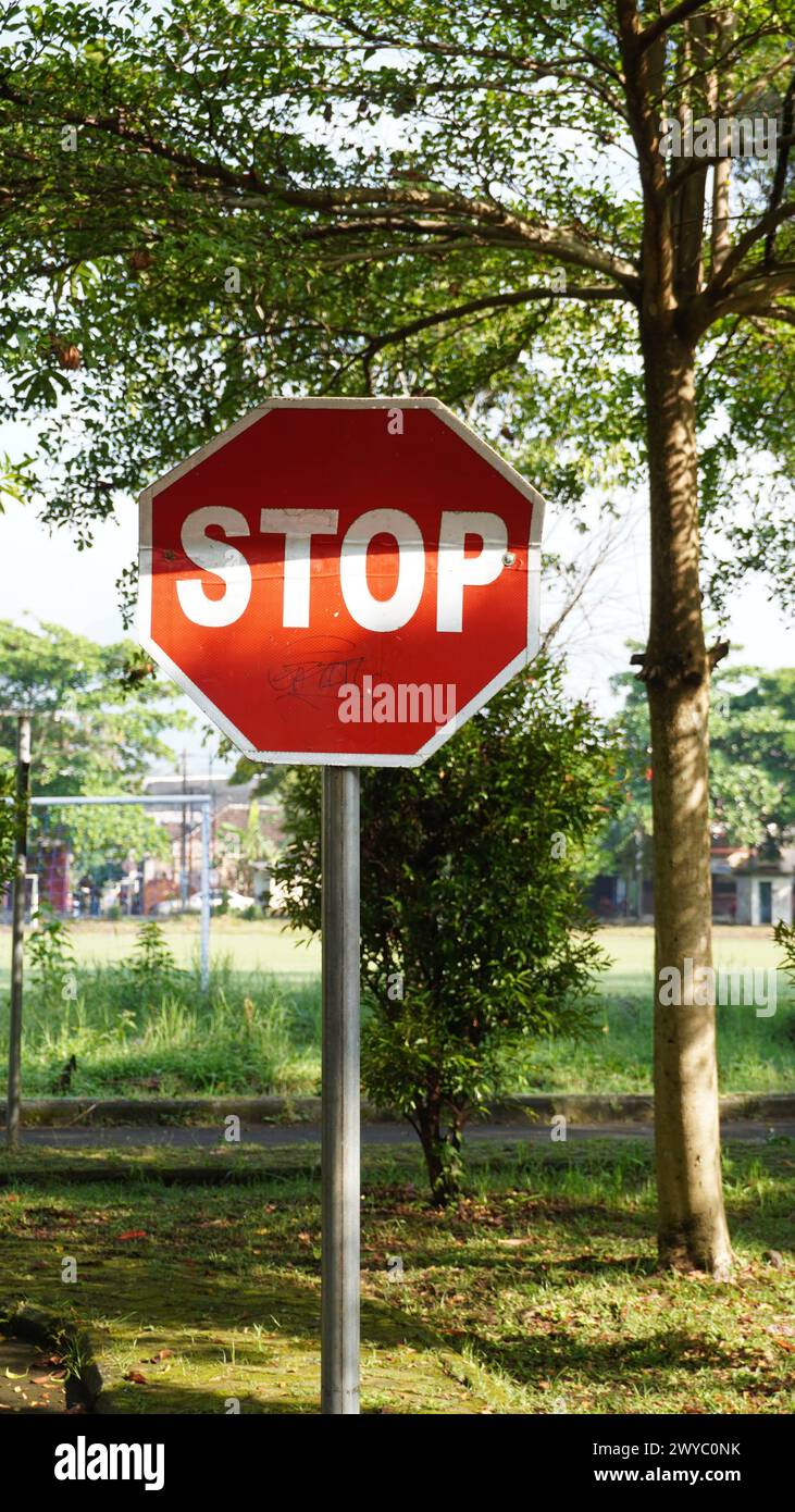 Straßenschilder Wegbeschreibung zum Halt in der Gegend Stockfoto