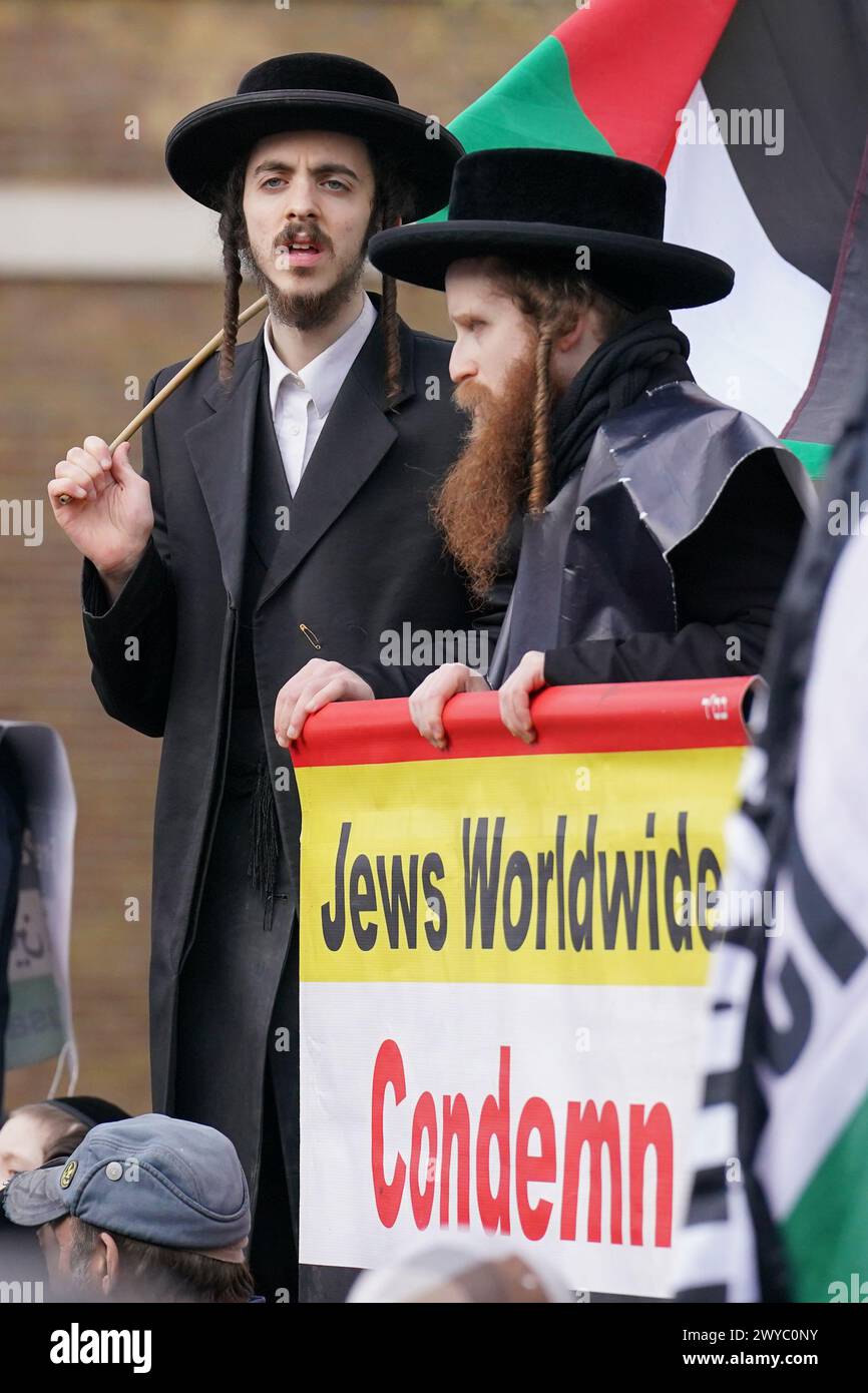 Demonstranten marschieren durch London während einer von der Islamischen Menschenrechtskommission organisierten Kundgebung zum Al-Quds-Tag zur Unterstützung der Palästinenser. Bilddatum: Freitag, 5. April 2024. Stockfoto