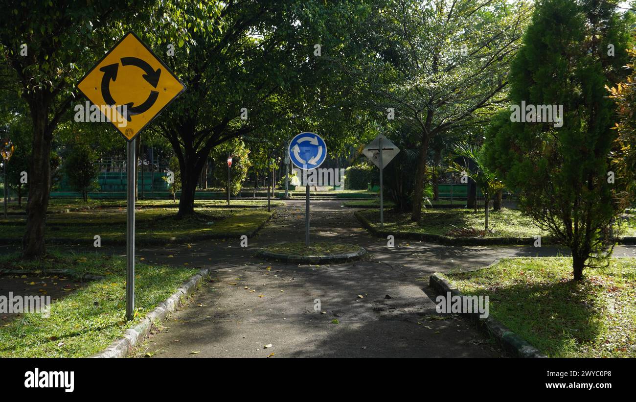 Kreisverkehr-Schilder im Singha Park Malang werden verwendet, um Kindern beizubringen, die Bedeutung von Schildern zu lernen und ihnen zu gehorchen Stockfoto