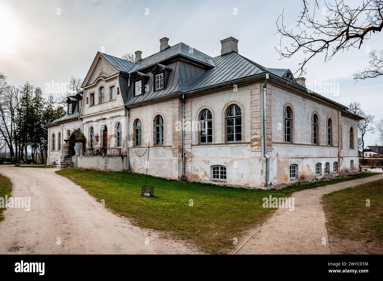 Das Herrenhaus Abgunste ist ein Kulturdenkmal von nationaler Bedeutung. Blick auf ein wunderschönes altes Herrenhaus in Lettland. Stockfoto