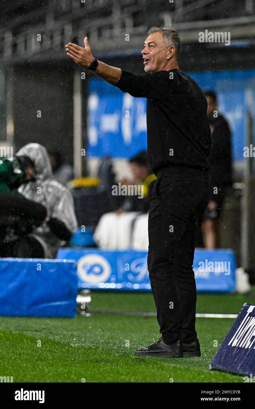 April 2024; CommBank Stadium, Sydney, NSW, Australien: A-League Football, die Western Sydney Wanderers gegen Brisbane Roar; Marko Rudan Trainer der Western Sydney Wanderers hebt seine Hände nach einem offensichtlichen Handball im Strafraum Stockfoto