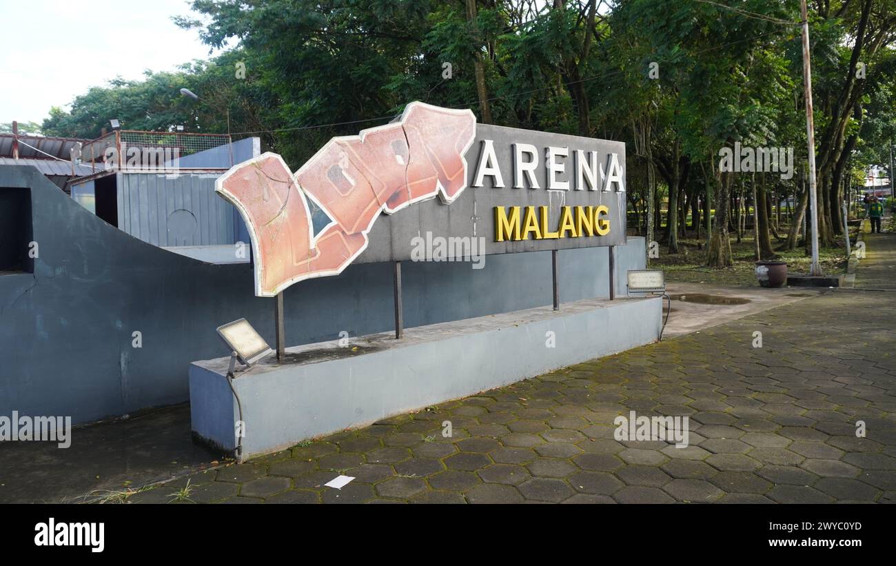 Loop Arena Malang Schild im Singha Park, mit dem Menschen Skateboarden und Basketball spielen Stockfoto