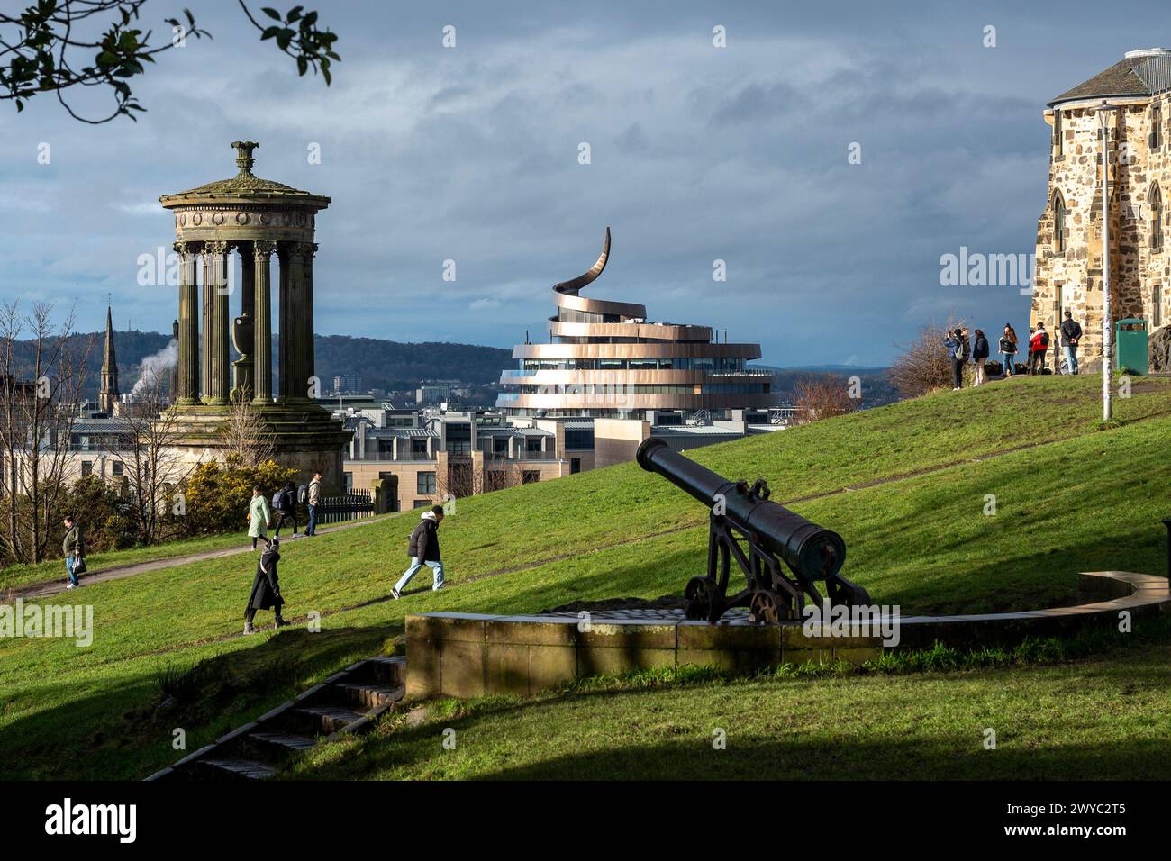 Malerischer Blick auf die Landschaft von Edinburgh vom Calton Hill. Das Dugald Stewart Monument befindet sich auf der linken Seite Stockfoto