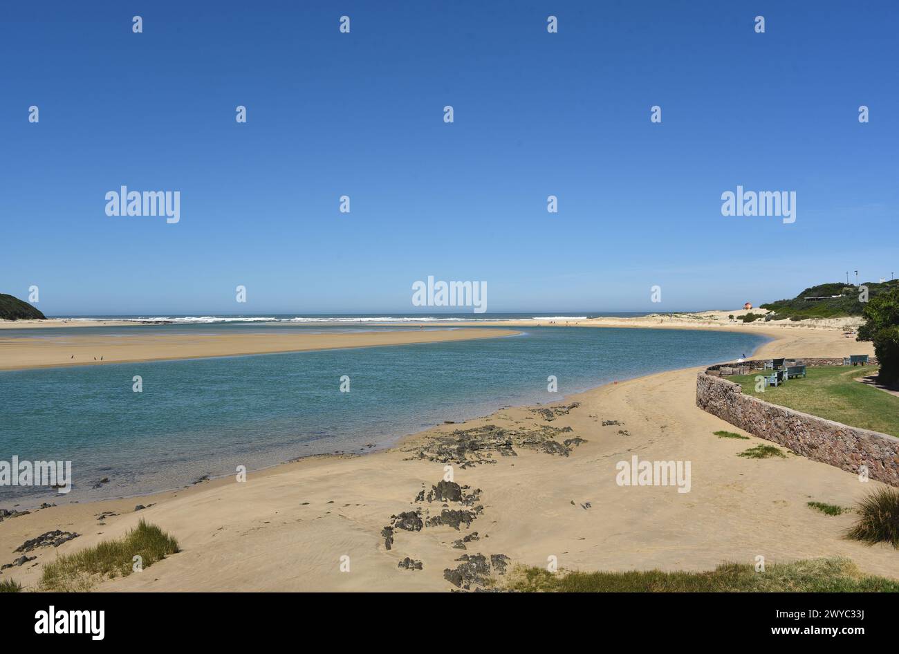 Großformatige Panorama-Strandlandschaft, wo der schöne Buschman's River auf den Indischen Ozean im beliebten Kenton-on-Sea, Südafrika, trifft. Stockfoto