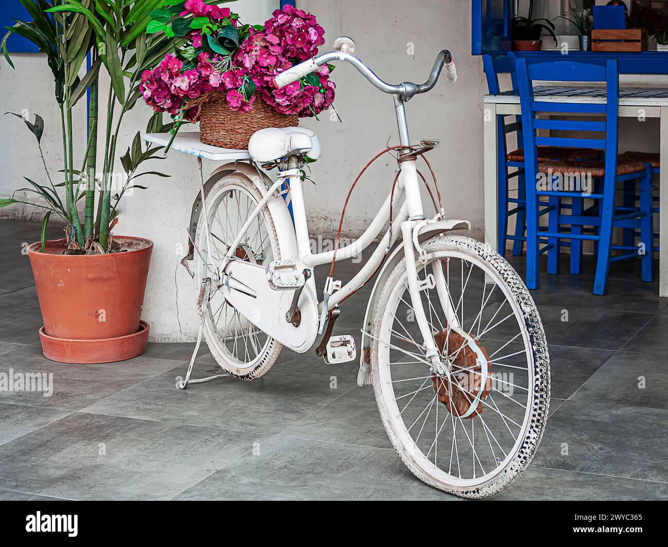 Ein altes Wanderrad, das als Einrichtungsgegenstand umgebaut wurde Stockfoto
