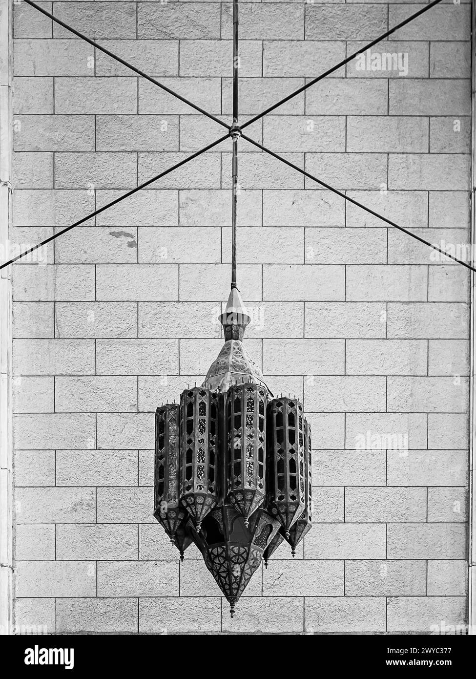 Details einer der Laternen an den Decken der Großen Moschee von Kuwait City Stockfoto