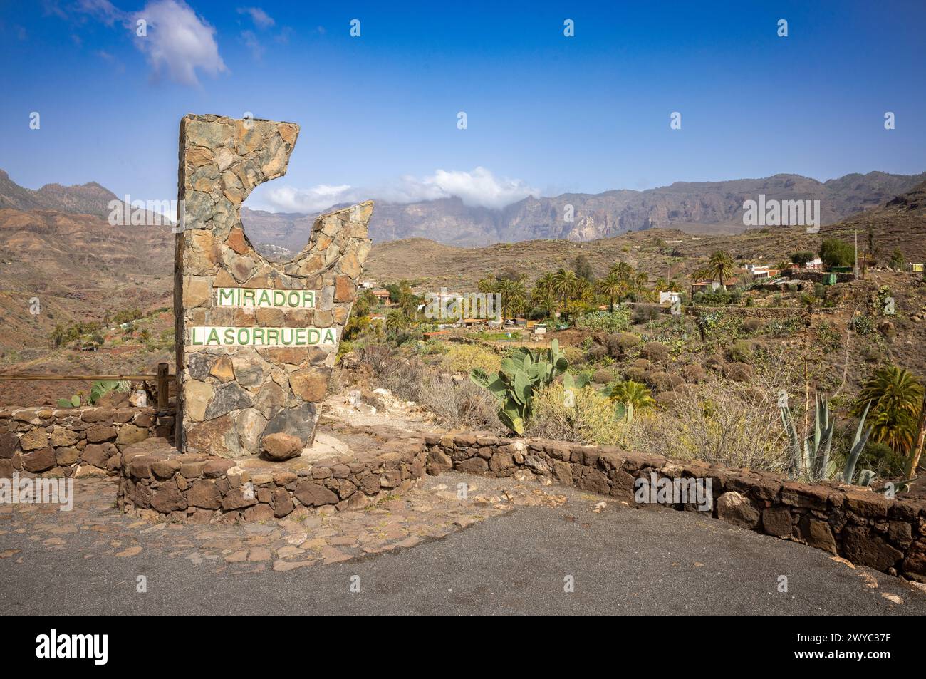 Von der Aussicht Mirador de Sorrueda bis zum Dorf La Sorrueda auf der Insel Grand Canary, Kanarische Inseln, Spanien. Stockfoto