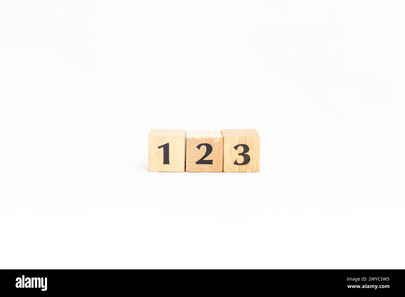 Leistungskonzept. Holzblöcke mit 1, 2 und 3 Nummern isoliert auf weißem Hintergrund. Stockfoto