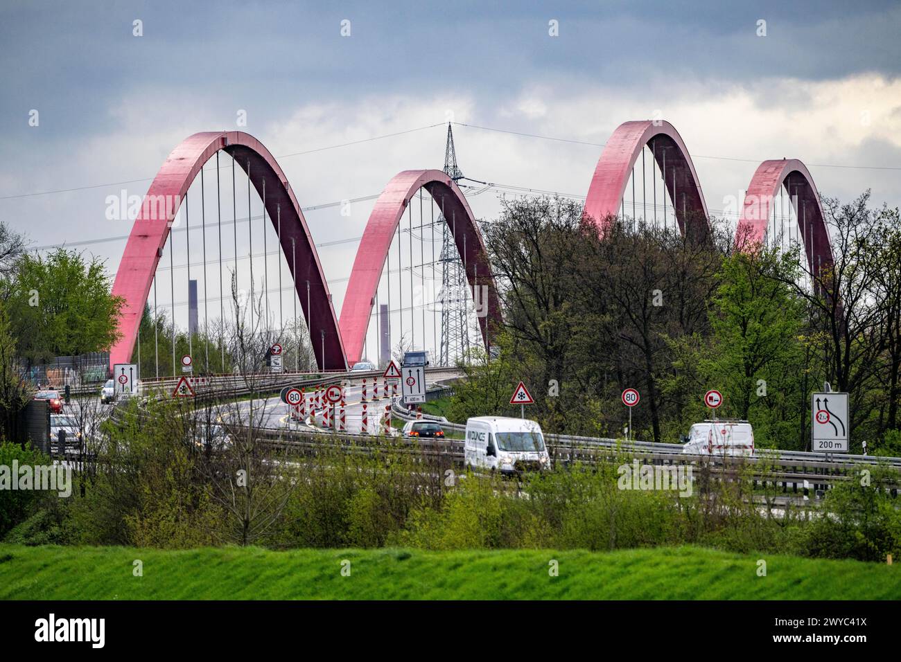 Freie Autobahn A42, vor der baufälligen Autobahnbrücke über den Rhein-Herne-Kanal, zwischen Bottrop und Essen, sind nur Fahrzeuge bis 3,5 Tonnen Stockfoto