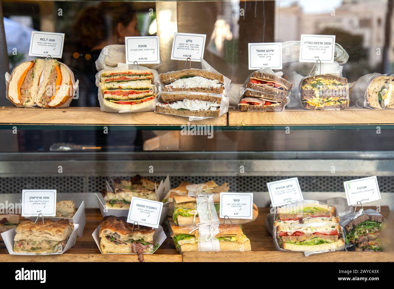Tel Aviv, Israel - 29. März 2024. Verschiedene Sandwiches an der Theke in einem Straßencafé in Tel Aviv Stockfoto