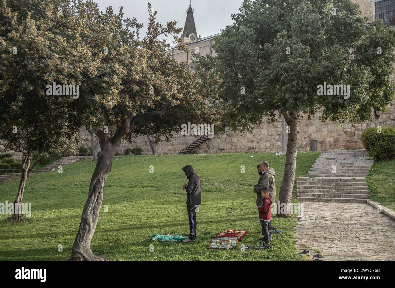 Jerusalem. April 2024. Muslimische Anbeter beten am Abend der Laylat al-Qadr (Nacht der Macht) während des Ramadan. Laylat al-Qadr ist die Nacht, in der Muslime glauben, dass der Koran zuerst vom Himmel in die Welt gesandt wurde, und auch die Nacht, in der die ersten Koranverse dem islamischen Propheten Mohammed enthüllt wurden. Quelle: Ilia Yefimovich/dpa/Alamy Live News Stockfoto