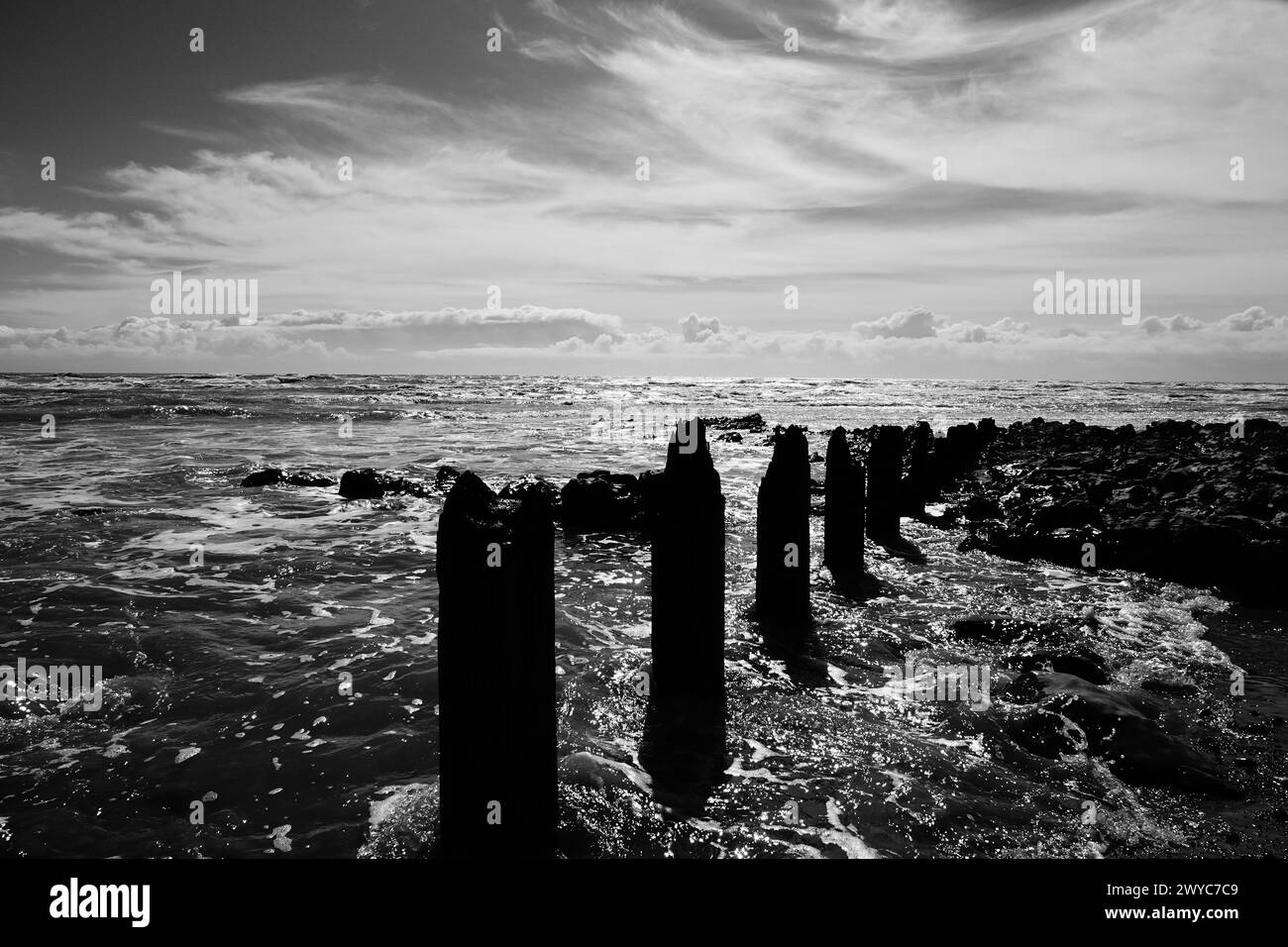 B&W, Bulverhythe Beach bei Niedrigwasser Stockfoto