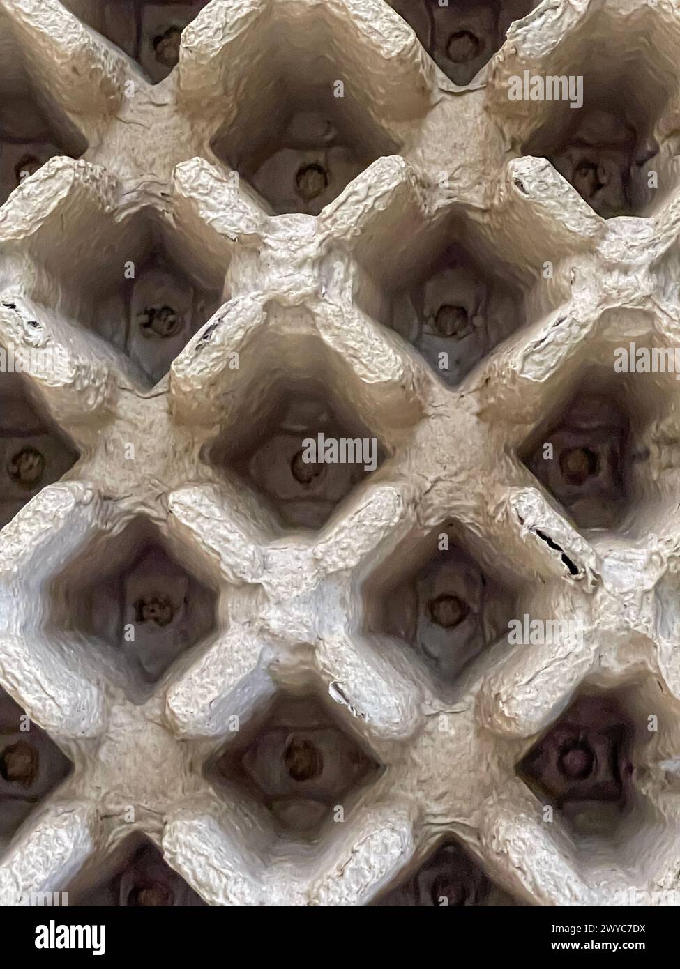 Wellpappe bildet ein interessantes strukturiertes Muster, das als grafisches Element oder Hintergrund verwendet werden kann. Stockfoto