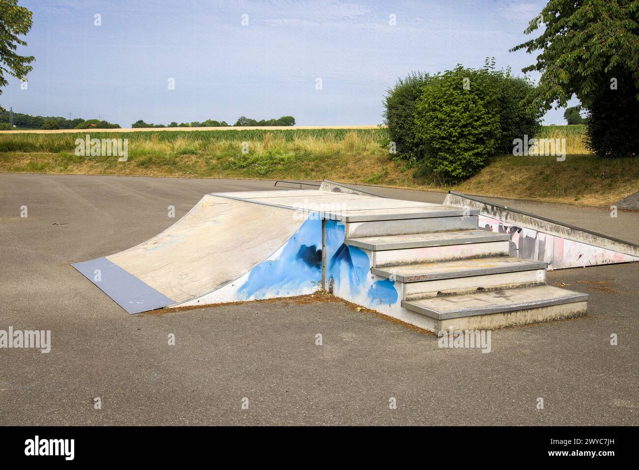 Skatepark mit verschiedenen Halfpipes im Sommer Stockfoto
