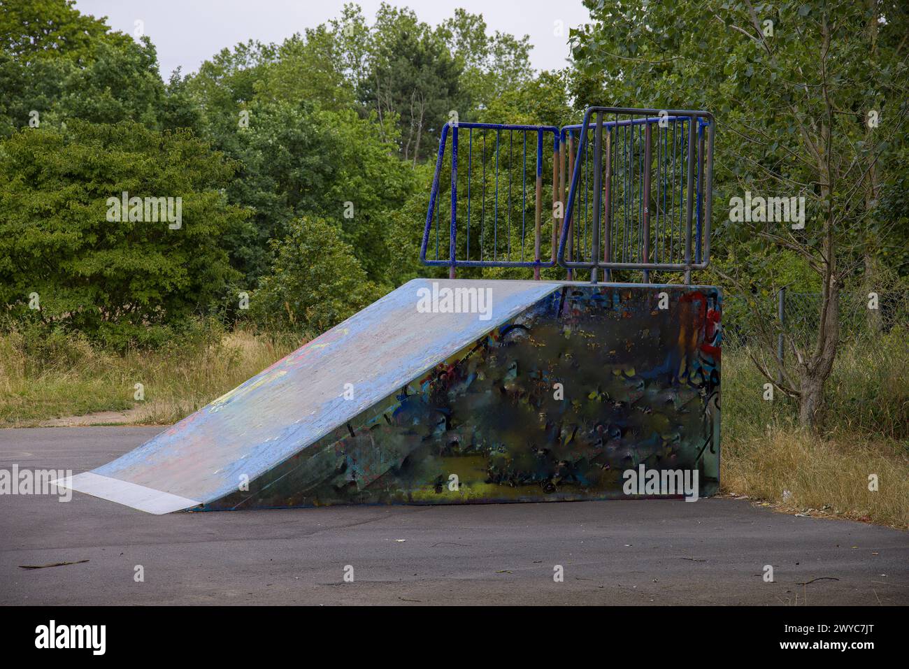 Skatepark mit verschiedenen Halfpipes im Sommer Stockfoto