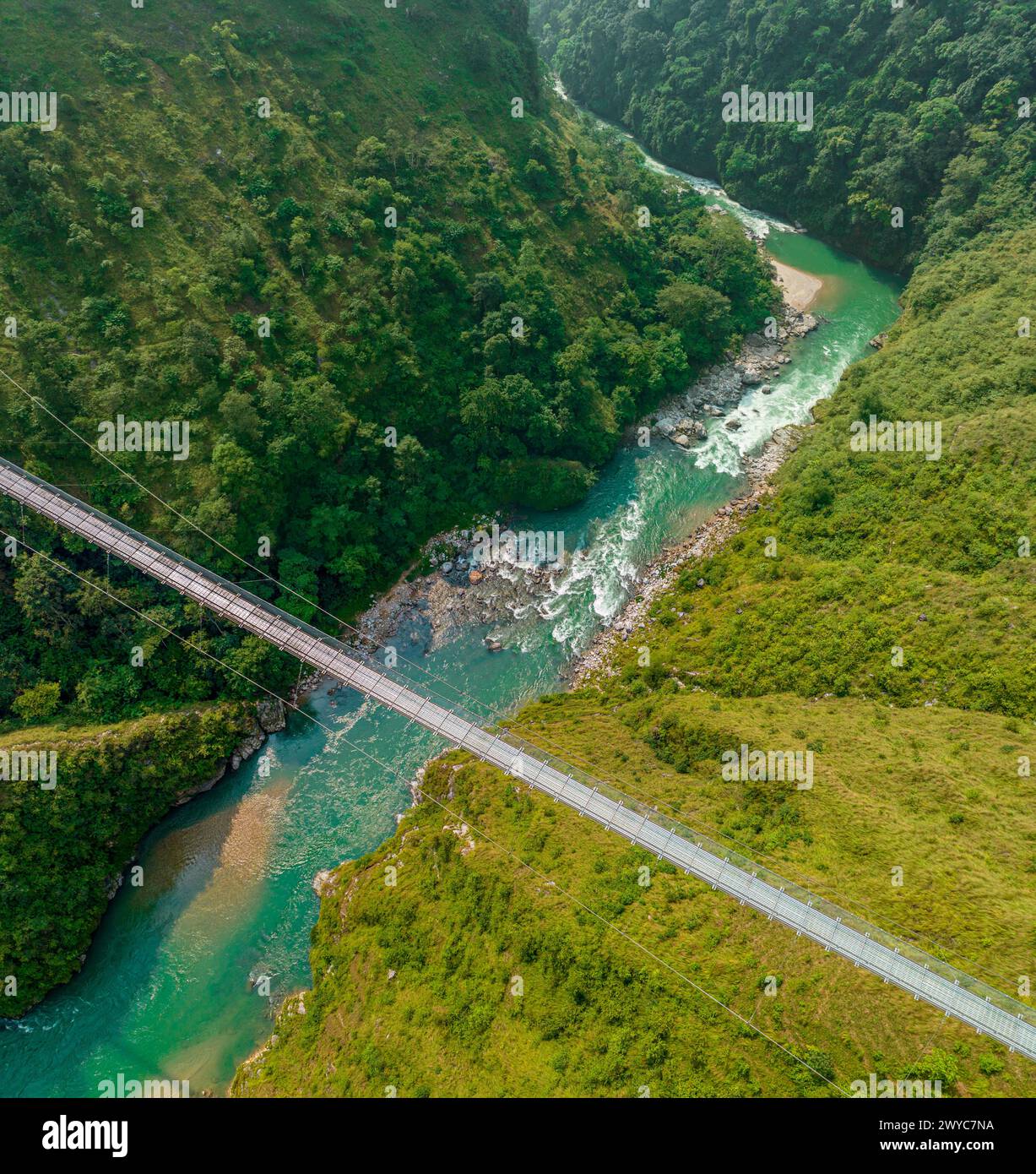 Eine tibetische Hängebrücke in Nepal aus der Vogelperspektive ist ein primitiver Brückentyp. Wilde Natur Stockfoto