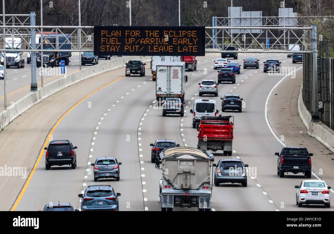 Indianapolis, Usa. April 2024. Ein Schild auf der Interstate 465 in Indianapolis gibt Hinweise für die Sonnenfinsternis am Montag, den 8. April, die am 5. April 2024 in Indianapolis, Indiana, durch das Zentrum Indianas führen wird. Foto: Edwin Locke/UPI Credit: UPI/Alamy Live News Stockfoto