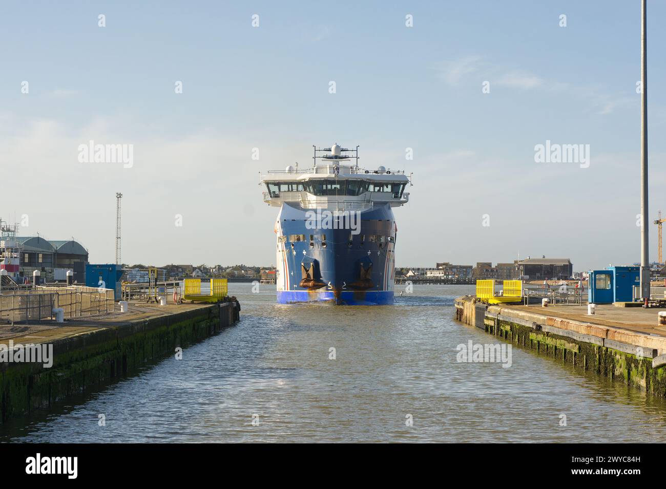 Großes Schiff, das in die Schleuse im Shoreham Harbour and Port in West Sussex, England, einfährt Stockfoto