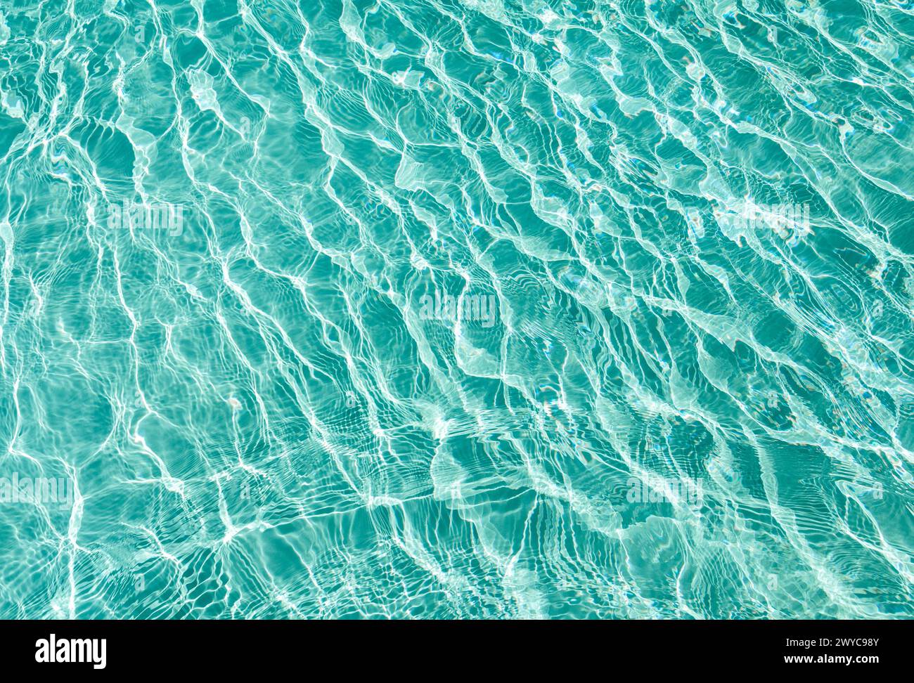Blaues, transparentes Wasser mit Flecken von Sonnenschein Stockfoto