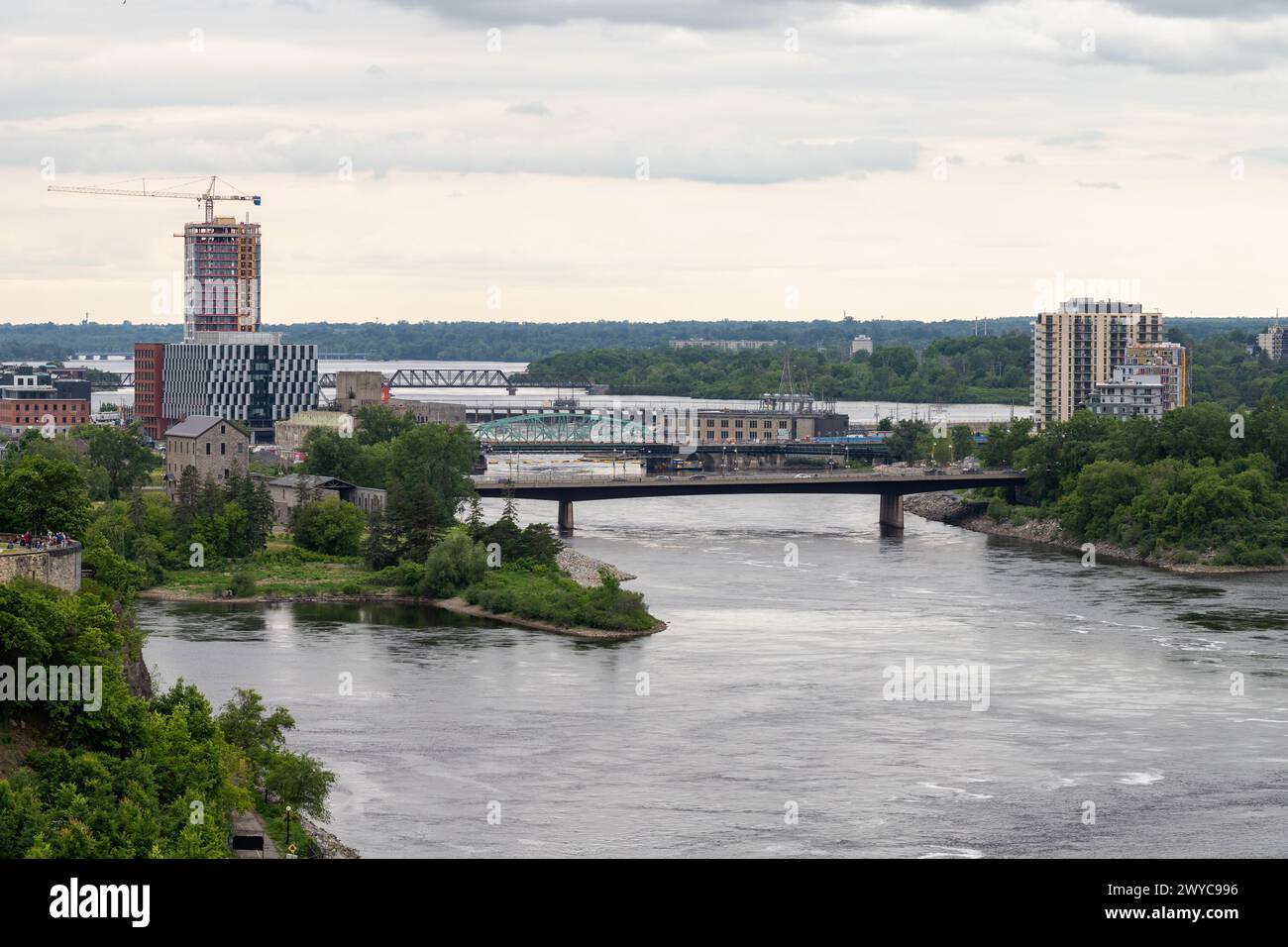 Ottawa, Kanada - 17. Juni 2023: Portage Bridge zwischen Ottawa, Ontario und Gatineau, Quebec in Kanada. Blick auf die Stadt vom Major's Hill Park in der Herbstsaison Stockfoto