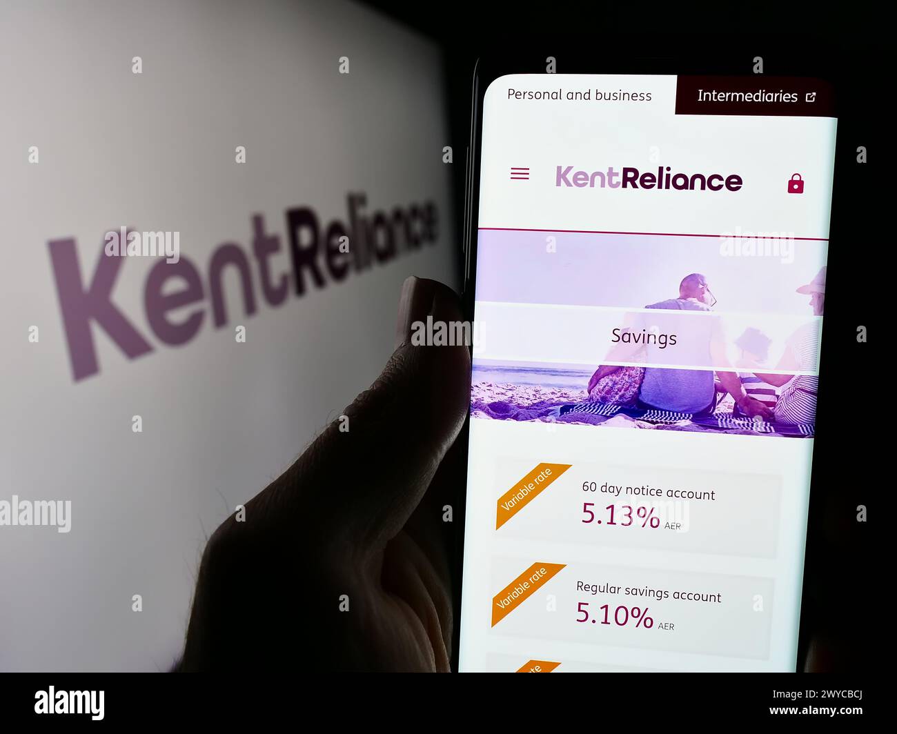 Person, die ein Handy hält, mit der Webseite des britischen Finanzdienstleisters Kent Reliance vor dem Logo. Konzentrieren Sie sich auf die Mitte des Telefondisplays. Stockfoto