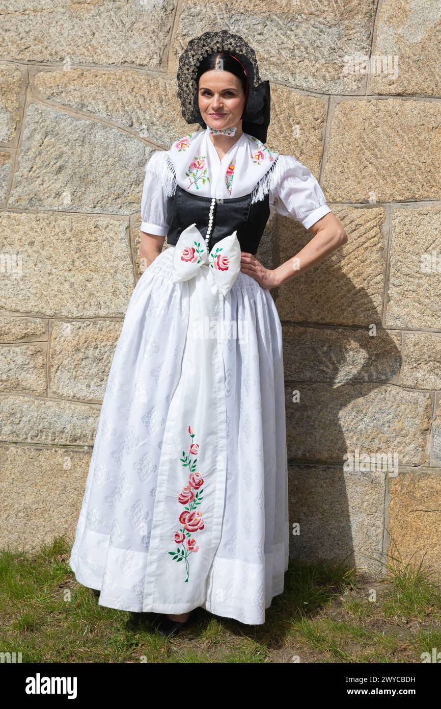 Kristina Nerad, in einer sorbischen tracht einer katholischen verheirateten Frau, der Region Bautzen-Kamenz-Wittichenau am Ostersonntag am Protschenbe Stockfoto
