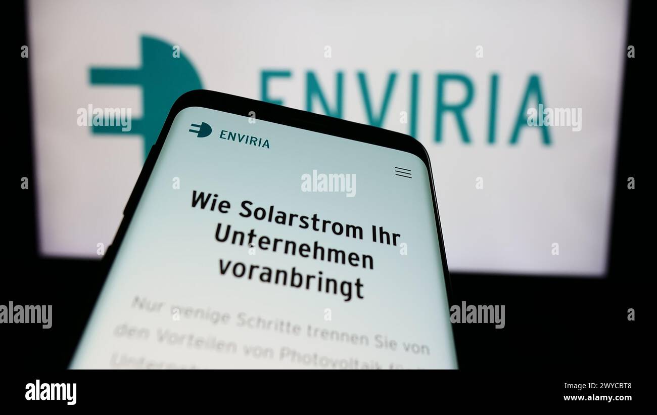 Smartphone mit Website des deutschen Solarunternehmens ENVIRIA Energy Holding GmbH vor dem Geschäftslogo. Fokussieren Sie sich oben links auf der Telefonanzeige. Stockfoto