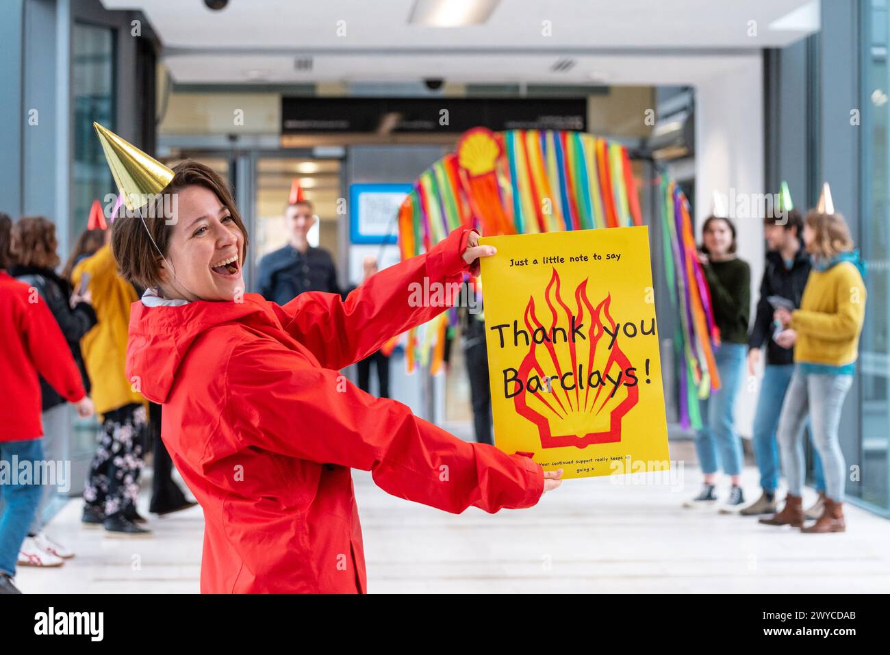 London, Großbritannien. 5. April 2024. Klimaaktivisten von Fossil Free Nederland und Fossil Free London veranstalteten einen Protest vor den Hauptbüros von Barclays in Canary Wharf. Die Demonstranten sind gegen die Finanzierung des Öl- und Gasunternehmens Shell in Höhe von 10 Milliarden Dollar pro Jahr durch Barclays. Anrede: Andrea Domeniconi/Alamy Live News Stockfoto