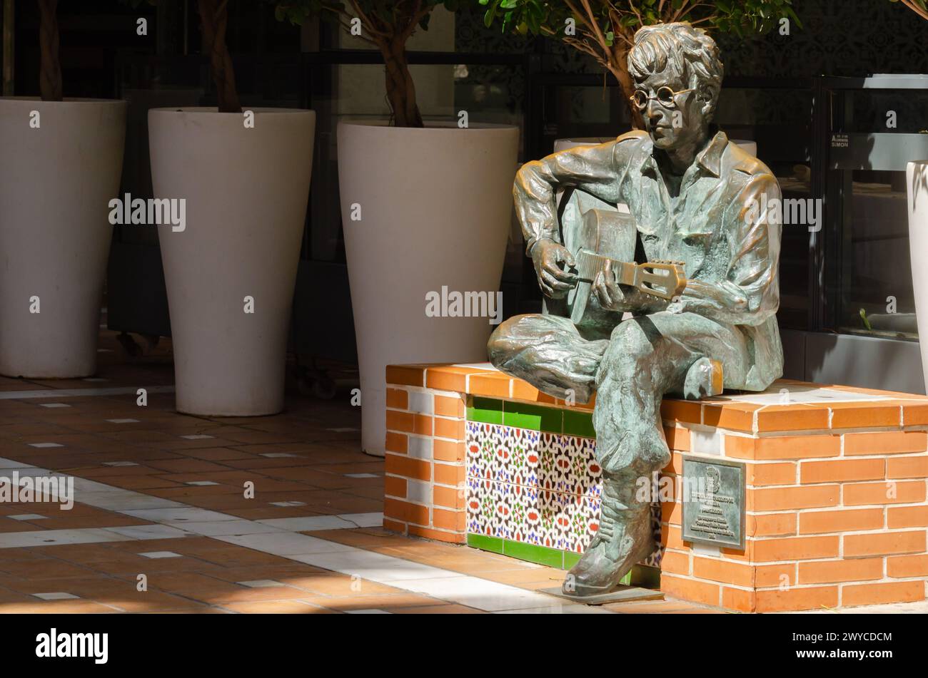 ALMERIA, SPANIEN - 2. APRIL 2023 Eine Skulptur von John Lennon, die eine Hommage an den Künstler ist, der 1966 in Almeria lebte und in der Nähe drehte Stockfoto