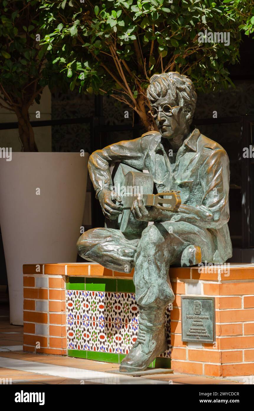 ALMERIA, SPANIEN - 2. APRIL 2023 Eine Skulptur von John Lennon, die eine Hommage an den Künstler ist, der 1966 in Almeria lebte und in der Nähe drehte Stockfoto