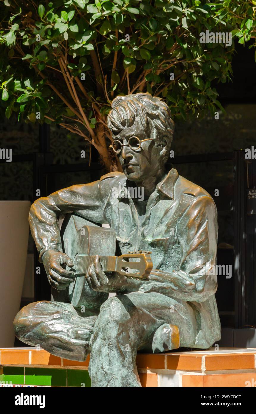 ALMERIA, SPANIEN - 2. APRIL 2023 Eine Skulptur von John Lennon, die eine Hommage an den Künstler ist, der 1966 in Almeria lebte und in der Nähe drehte Stockfoto