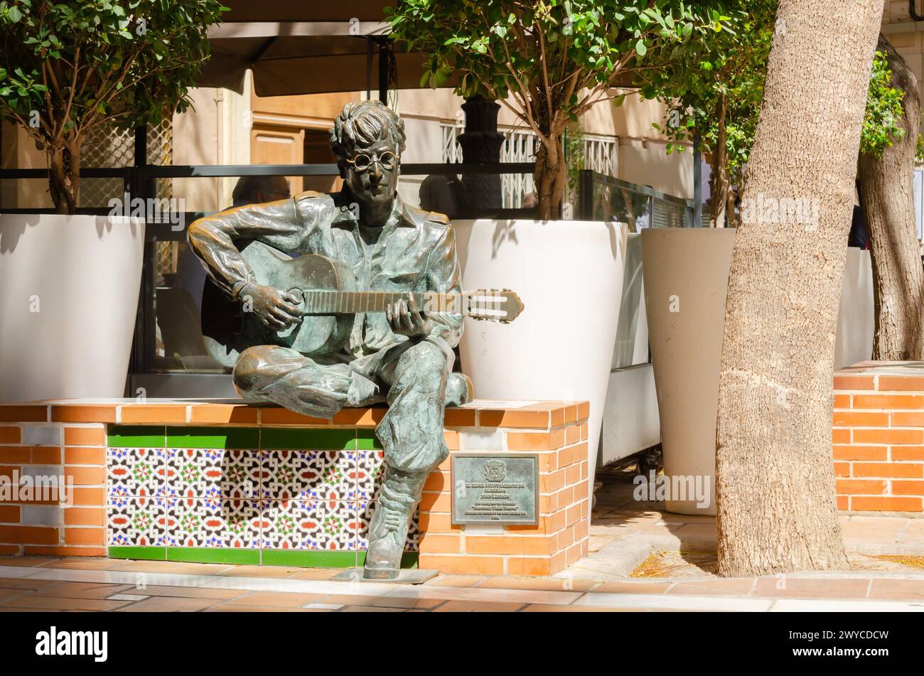 ALMERIA, SPANIEN - 2. APRIL 2023 Eine Skulptur von John Lennon, die eine Hommage an den Künstler ist, der 1966 in Almeria lebte und in der Nähe drehte Stockfoto