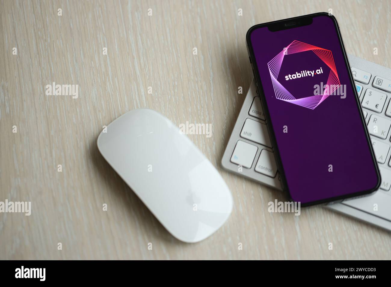 KIEW, UKRAINE - 17. MÄRZ 2024 StabilityAI-Logo auf dem iPhone-Display mit Apple-Tastatur und Maus auf dem Tisch. Engine für künstliche Intelligenz Stockfoto
