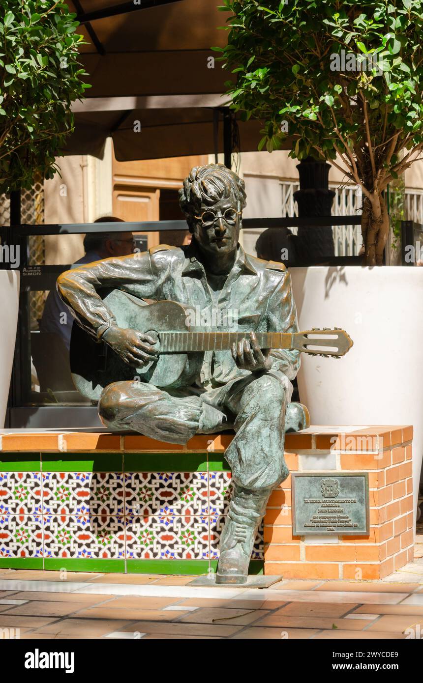 ALMERIA, SPANIEN - 2. APRIL 2023 Eine Skulptur von John Lennon, die eine Hommage an den Künstler ist, der 1966 in Almeria lebte und in der Nähe drehte Stockfoto