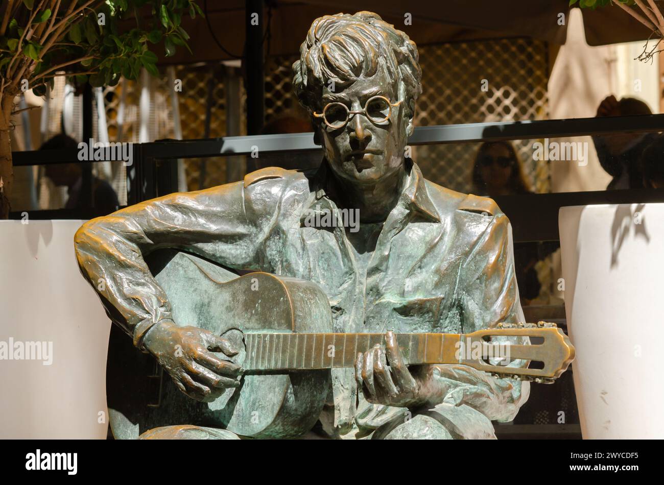 ALMERIA, SPANIEN - 2. APRIL 2023 Eine Skulptur von John Lennon, die eine Hommage an den Künstler ist, der 1966 in Almeria lebte und in der Nähe drehte Stockfoto