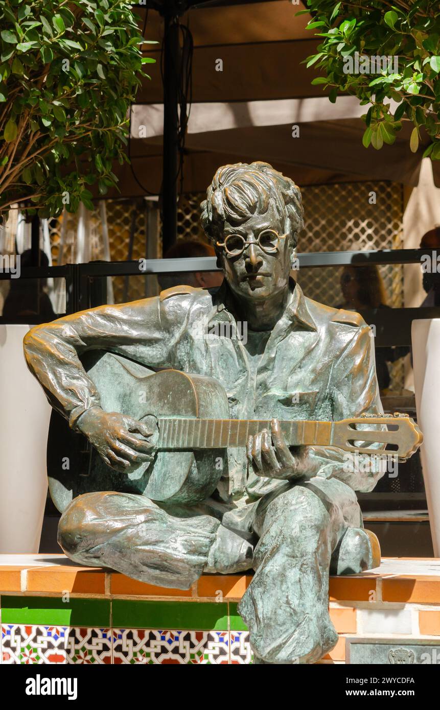 ALMERIA, SPANIEN - 2. APRIL 2023 Eine Skulptur von John Lennon, die eine Hommage an den Künstler ist, der 1966 in Almeria lebte und in der Nähe drehte Stockfoto