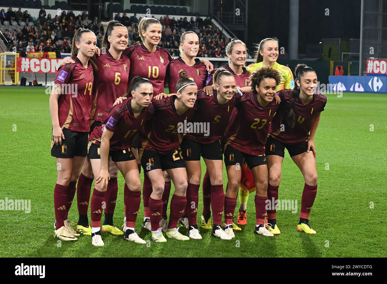 LEUVEN - Belgische Torhüterin Lisa Lichtfus, Amber Tysiak aus Belgien, Sarah Wijnants aus Belgien, Tine de Caigny aus Belgien, Feli Delacauw aus Belgien, Tessa Wullaert aus Belgien, Justine Vanhaevermaet aus Belgien, Jill Janssens aus Belgien, Sari Kees aus Belgien, Laura Deloose aus Belgien, Kassandra Missipo aus Belgien vor dem Qualifikationsspiel der Frauen in der Gruppe A2 zwischen Belgien und Spanien im den Dreef Stadium am 5. April 2024 in Leuven, Belgien. ANP | Hollandse Hoogte | GERRIT VAN COLOGNE Credit: ANP/Alamy Live News Stockfoto