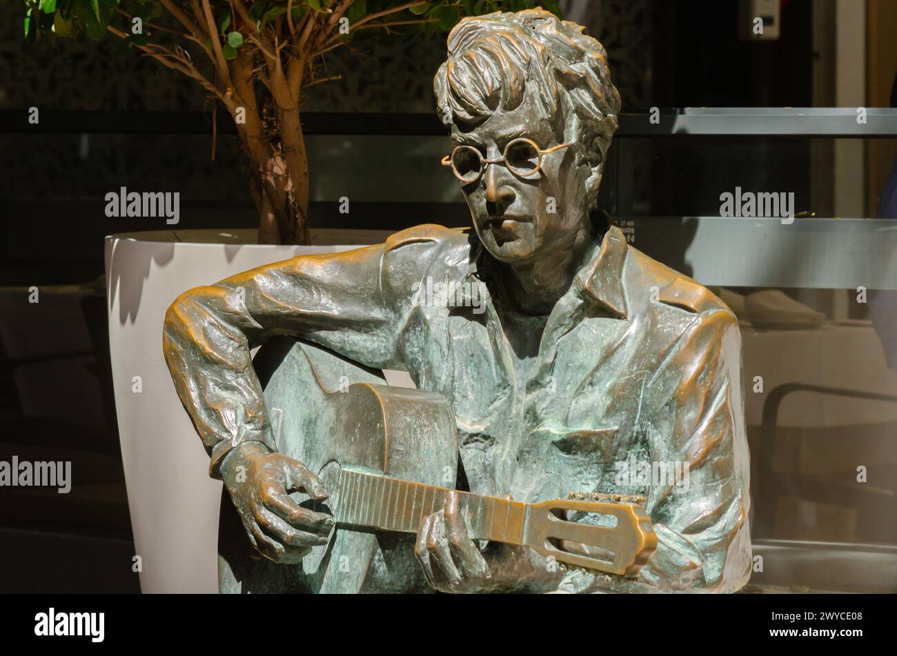 ALMERIA, SPANIEN - 2. APRIL 2023 Eine Skulptur von John Lennon, die eine Hommage an den Künstler ist, der 1966 in Almeria lebte und in der Nähe drehte Stockfoto