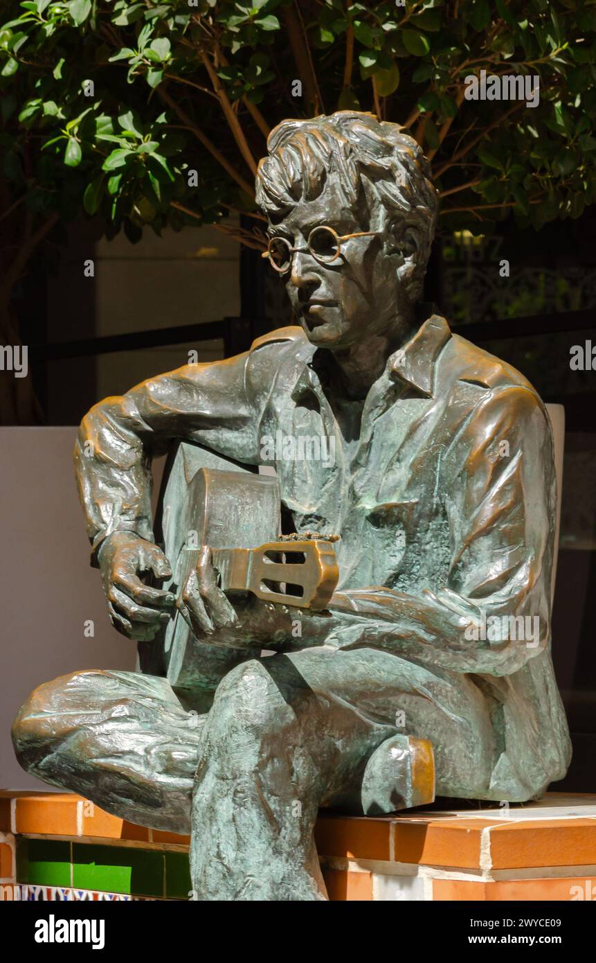 ALMERIA, SPANIEN - 2. APRIL 2023 Eine Skulptur von John Lennon, die eine Hommage an den Künstler ist, der 1966 in Almeria lebte und in der Nähe drehte Stockfoto