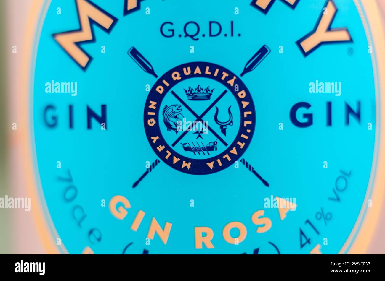 LONDON, Großbritannien - 25. MÄRZ 2024 Malfy Gin Rosa, ein aromatisierter Gin, der vom Amalfiküste inspiriert wurde, verkörpert den Geist Italiens wie die Amalfiküste Stockfoto