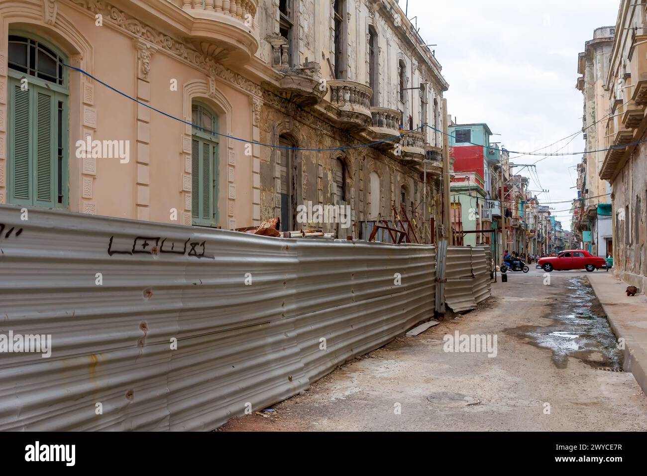 Metallzaun beschädigtes Gebäude, schmutzige Stadtstraße in Havanna, Kuba Stockfoto