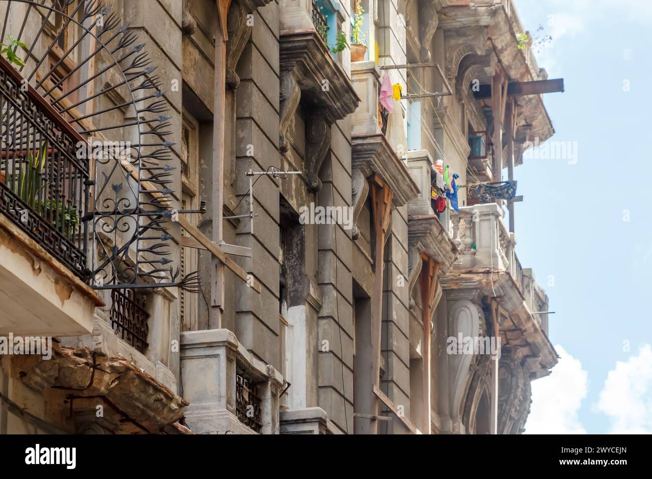 Verwitterte beschädigte Gebäudefassade in Havanna, Kuba Stockfoto