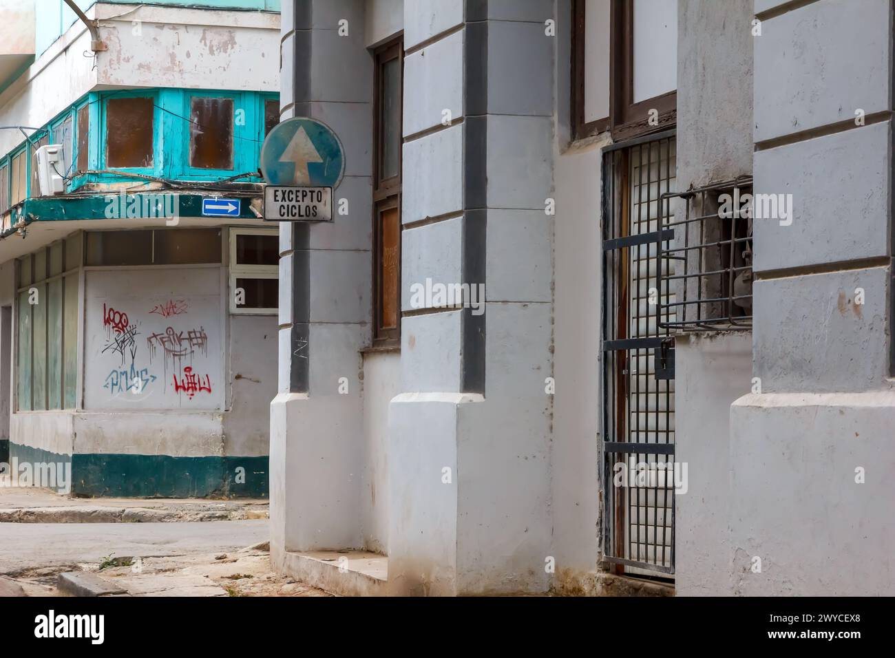 Verwitterte Gebäudefassade mit Graffiti in Havanna, Kuba Stockfoto