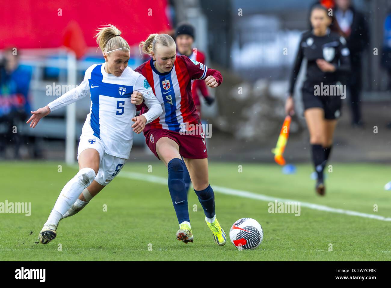 Oslo, Norwegen 05. April 2024 Guro Bergsvand aus Norwegen und Brighton & Hove Albion kämpfen in der Qualifikationsrunde der UEFA-Frauen gegen Emma Koivisto aus Finnland und Liverpool Gruppe Ein Spiel zwischen Norwegen und Finnland im Ullevaal-Stadion in Oslo, Norwegen Credit: Nigel Waldron/Alamy Live News Stockfoto