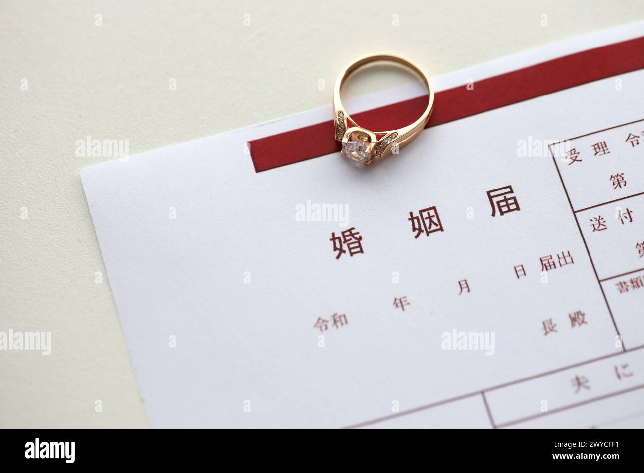 Japanisches Heiratsanzeigeformular, leeres Dokument und Hochzeitsantrag-Ring auf Tisch Nahaufnahme Stockfoto